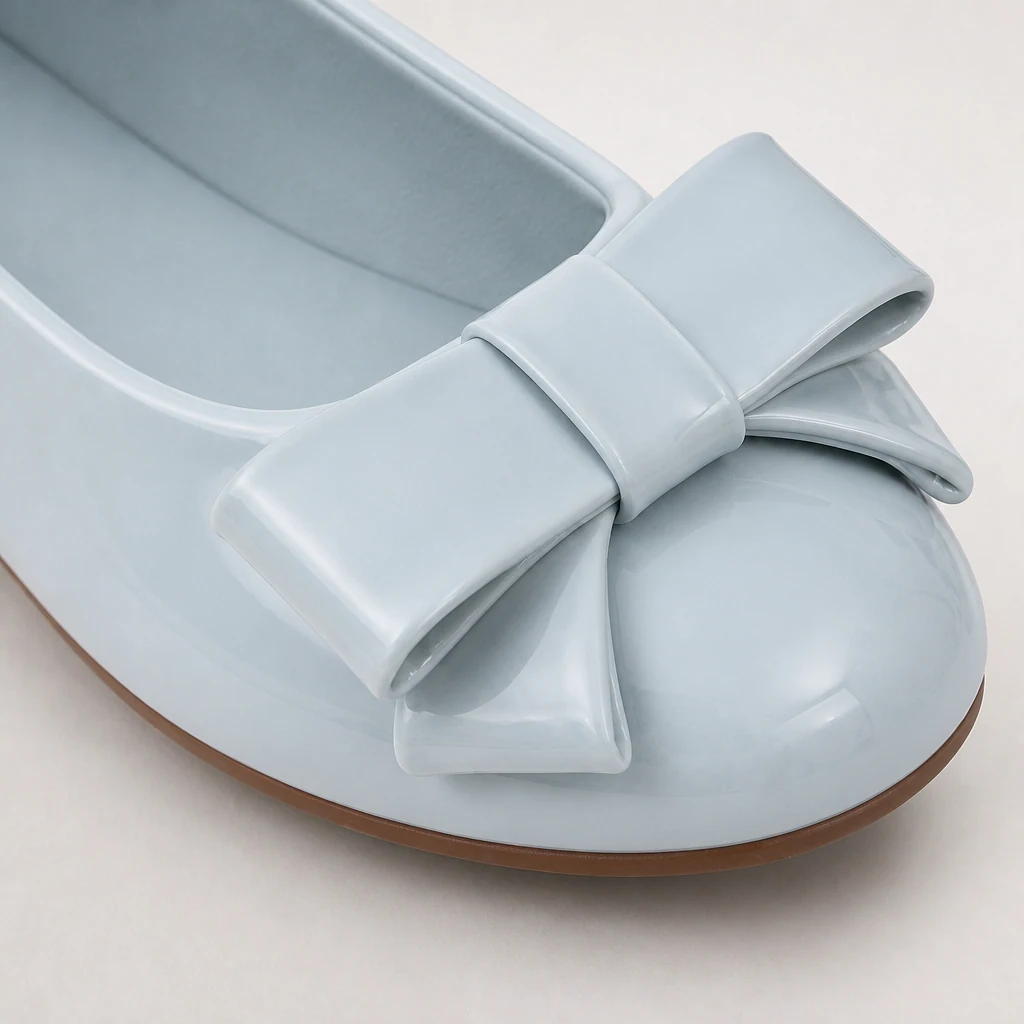Primer plano del lazo brillante y el detalle superior de los zapatos planos del vestido.