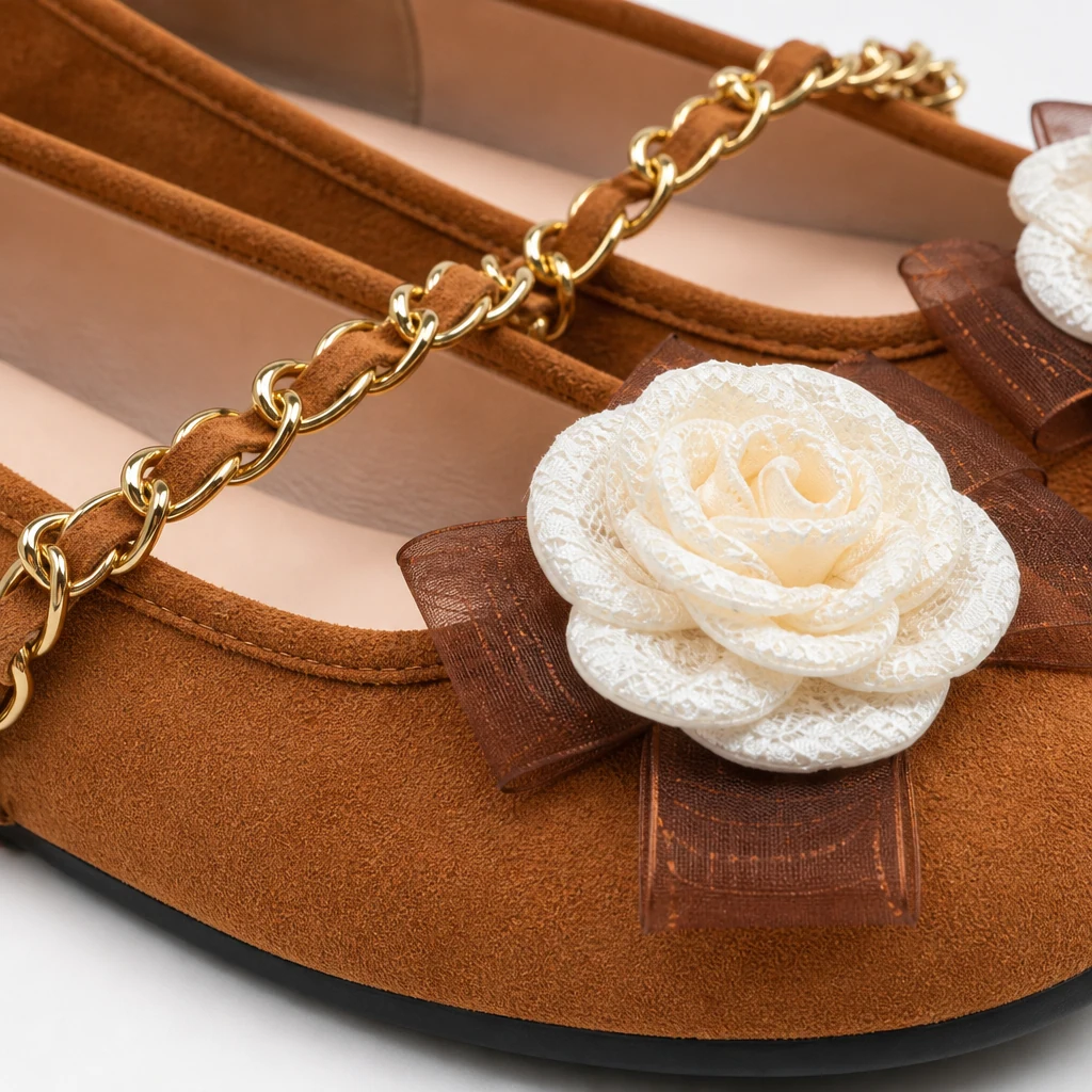 Gros plan sur la finition et la construction des ballerines inspirées des roses