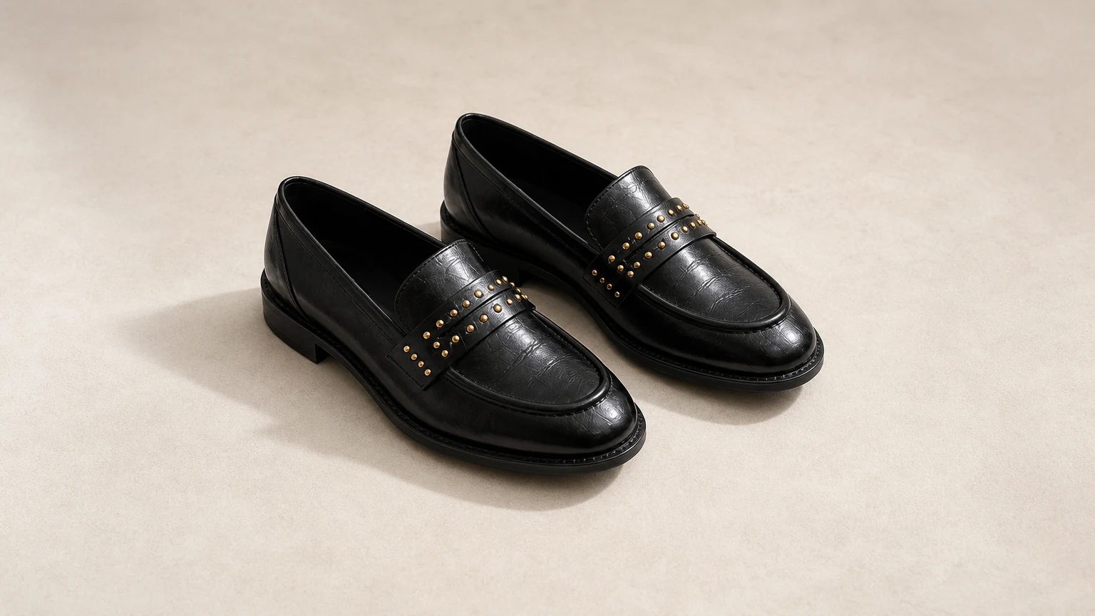 Mocassins noirs brillants audacieux décorés d'une scène de héros horizontale