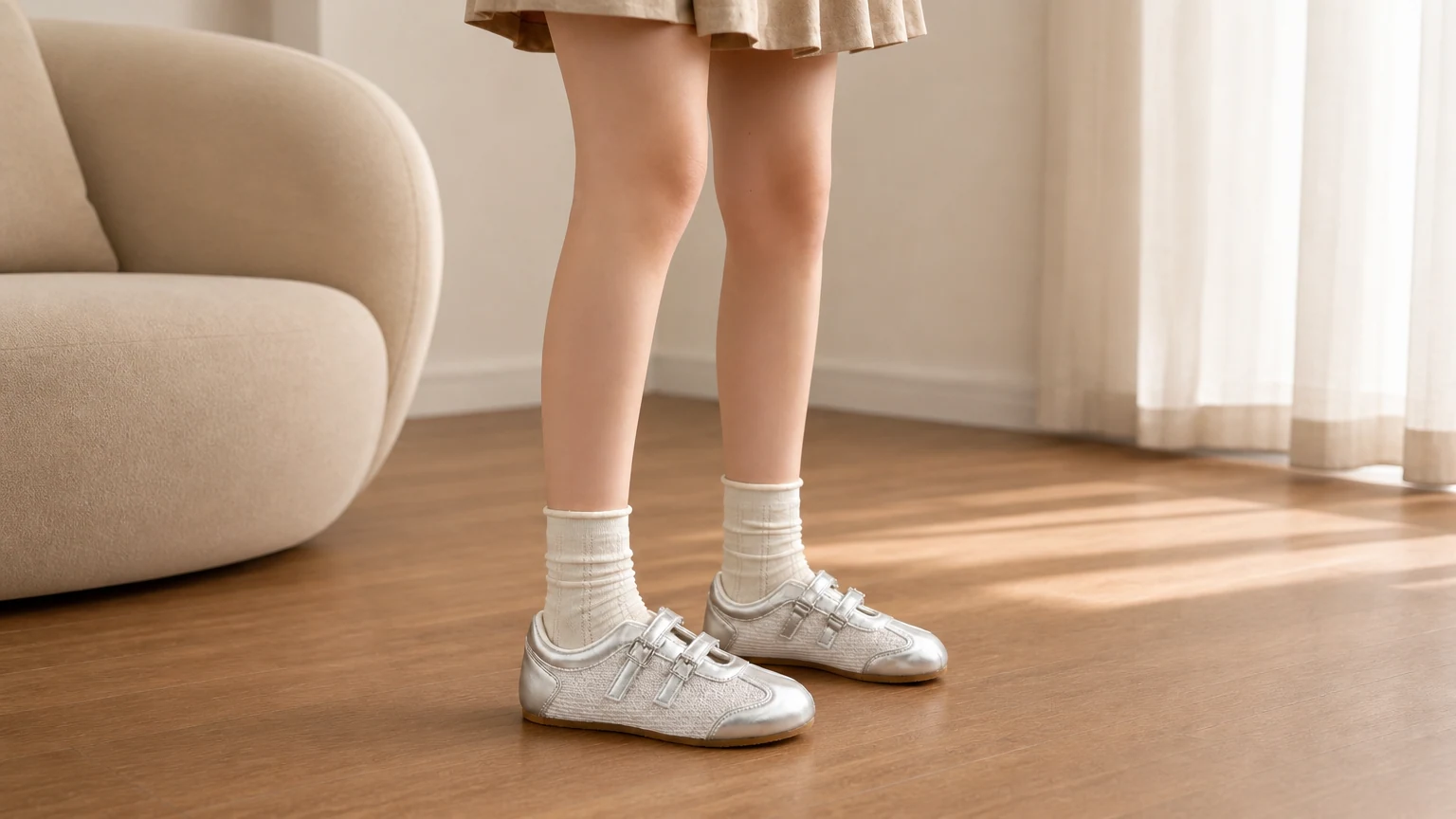 Zapatos planos para caminar ligeros vintage con doble correa diseñados en una escena de estilo de vida brillante