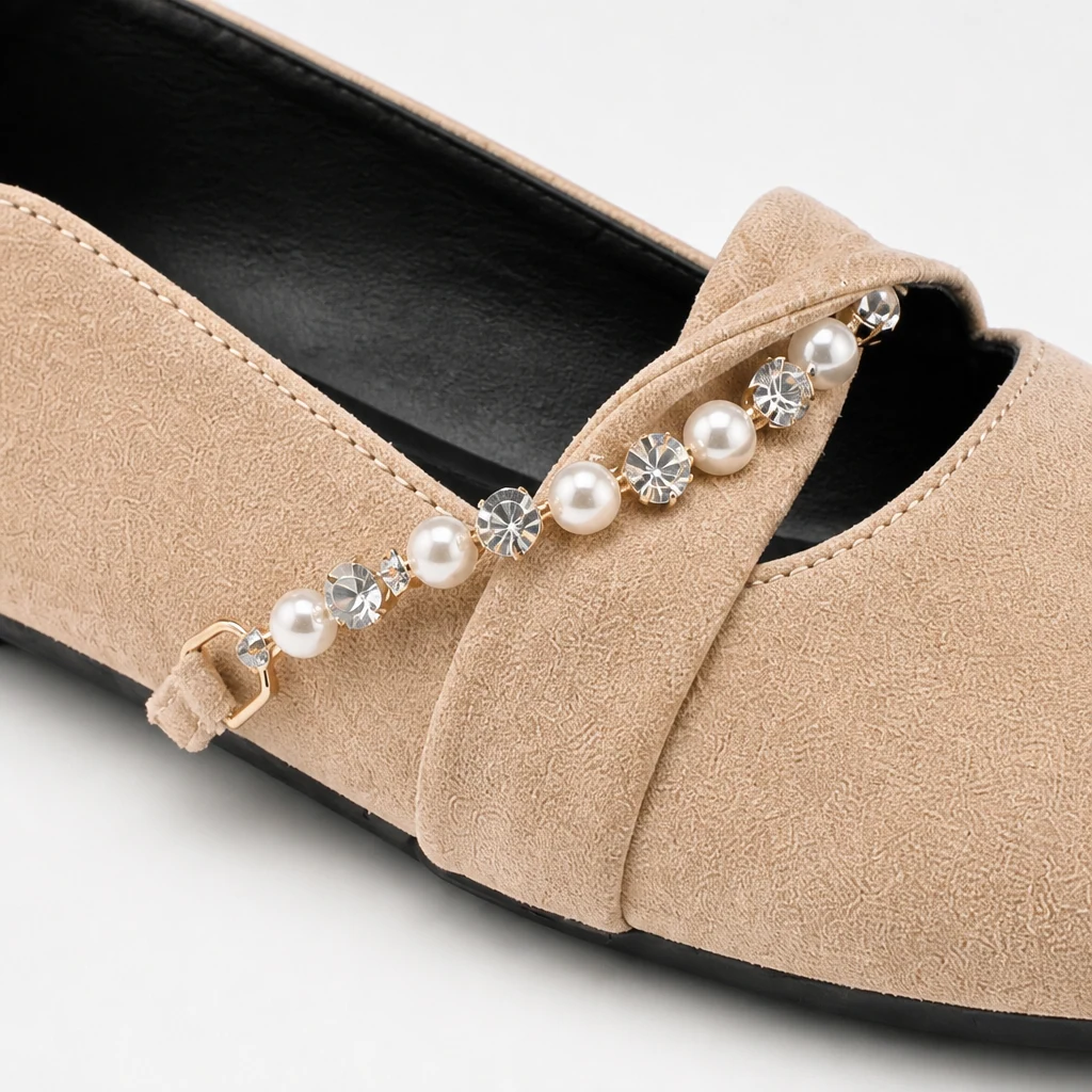 Gros plan sur le matériau et la sangle des chaussures plates d'été