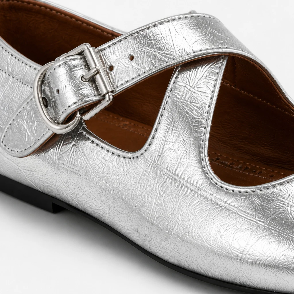 Gros plan sur le matériau argenté de la chaussure Mary Jane et la sangle à boucle