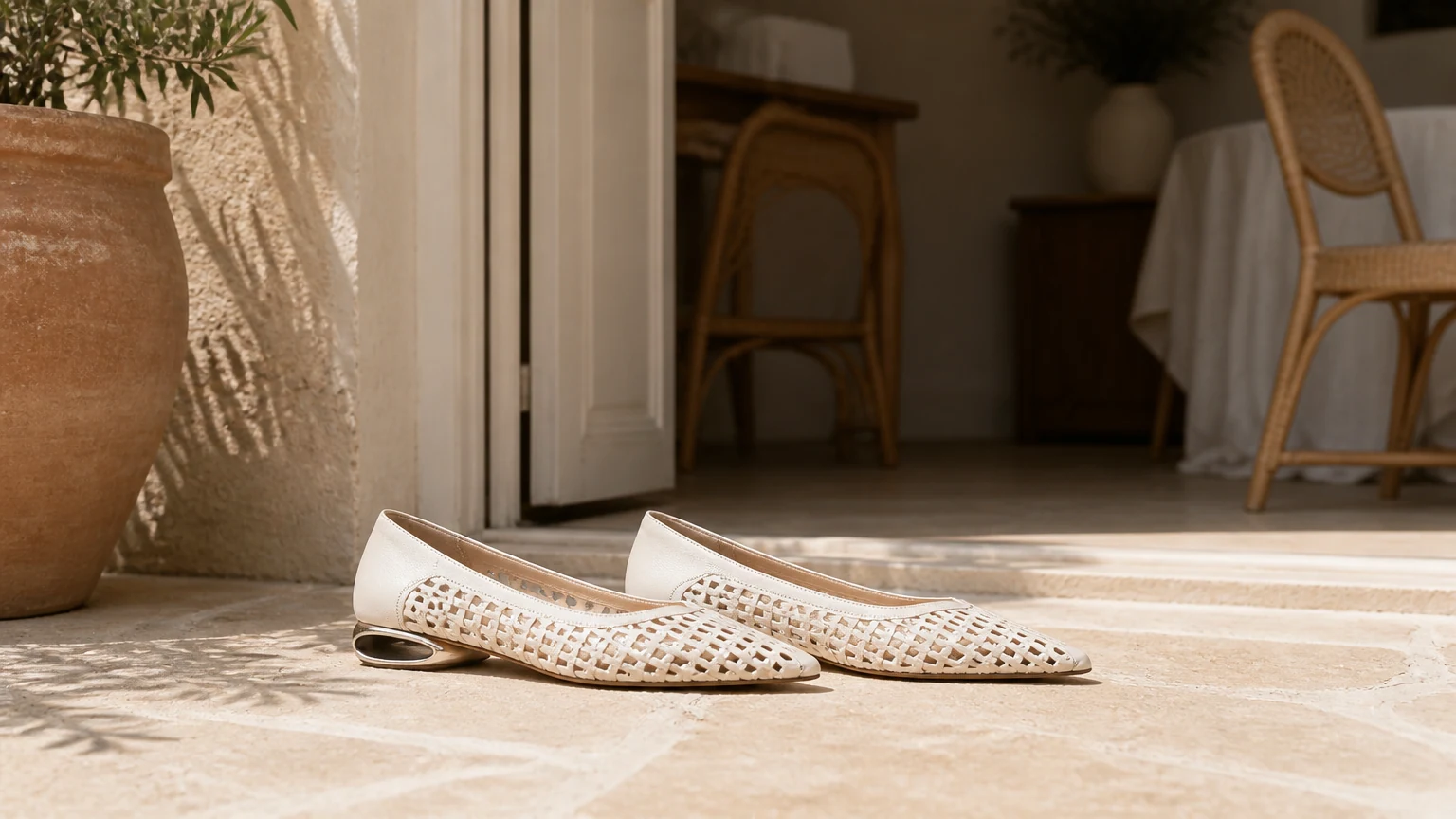 Zapatos planos de vestir con punta puntiaguda y texturizados diseñados en un entorno de estilo de vida limpio