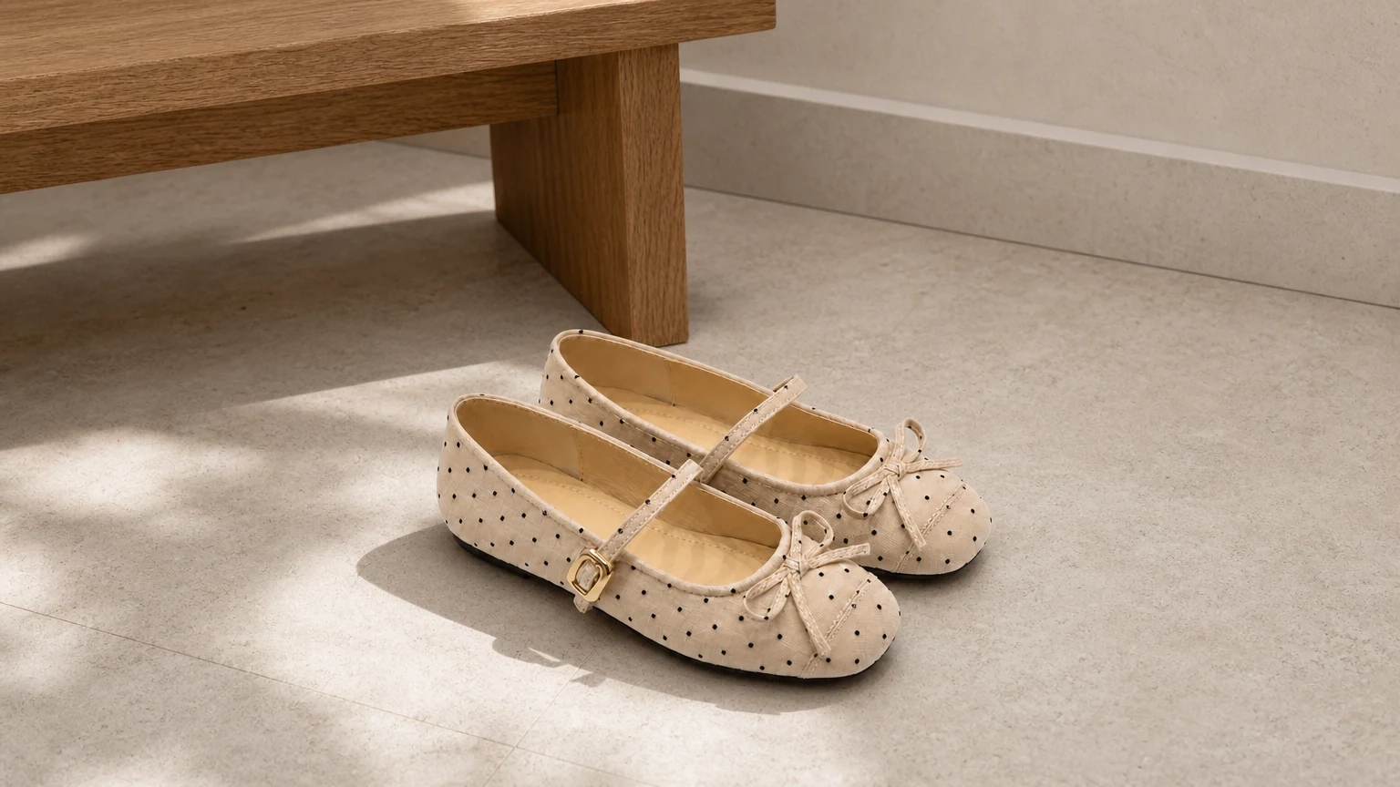 Zapatos planos Mary Jane clásicos y cómodos con detalle de lazo en una suave escena de estilo de vida