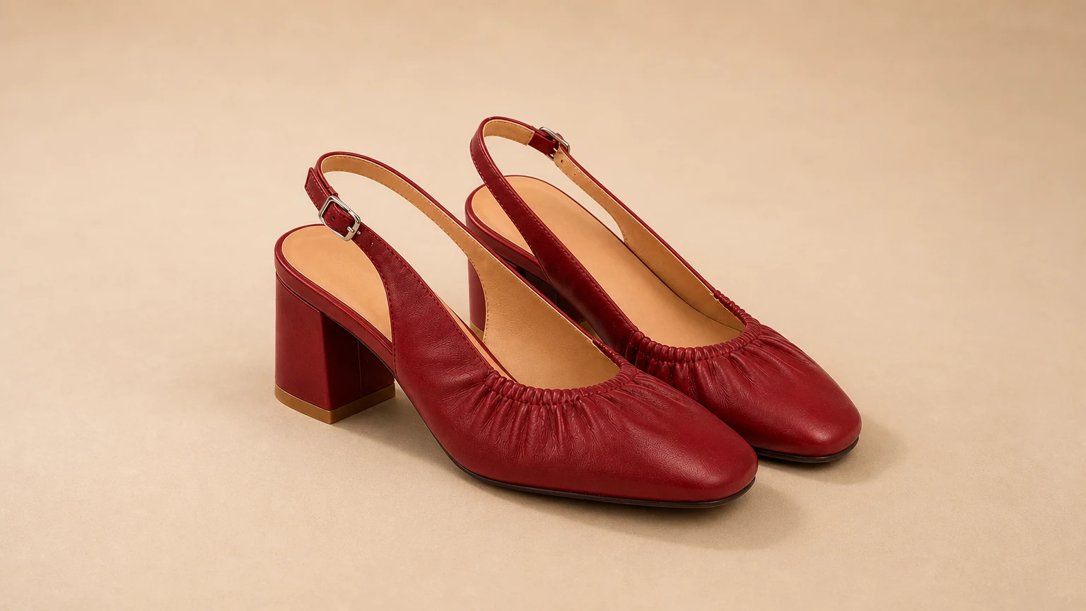 Zapatos de tacón bajo en bloque con parte superior fruncida suave diseñados en una cálida escena editorial