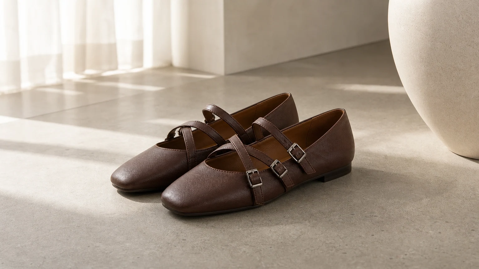 Chaussures plates Mary Jane à bout carré et brides croisées, conçues dans une scène chaleureuse de tous les jours