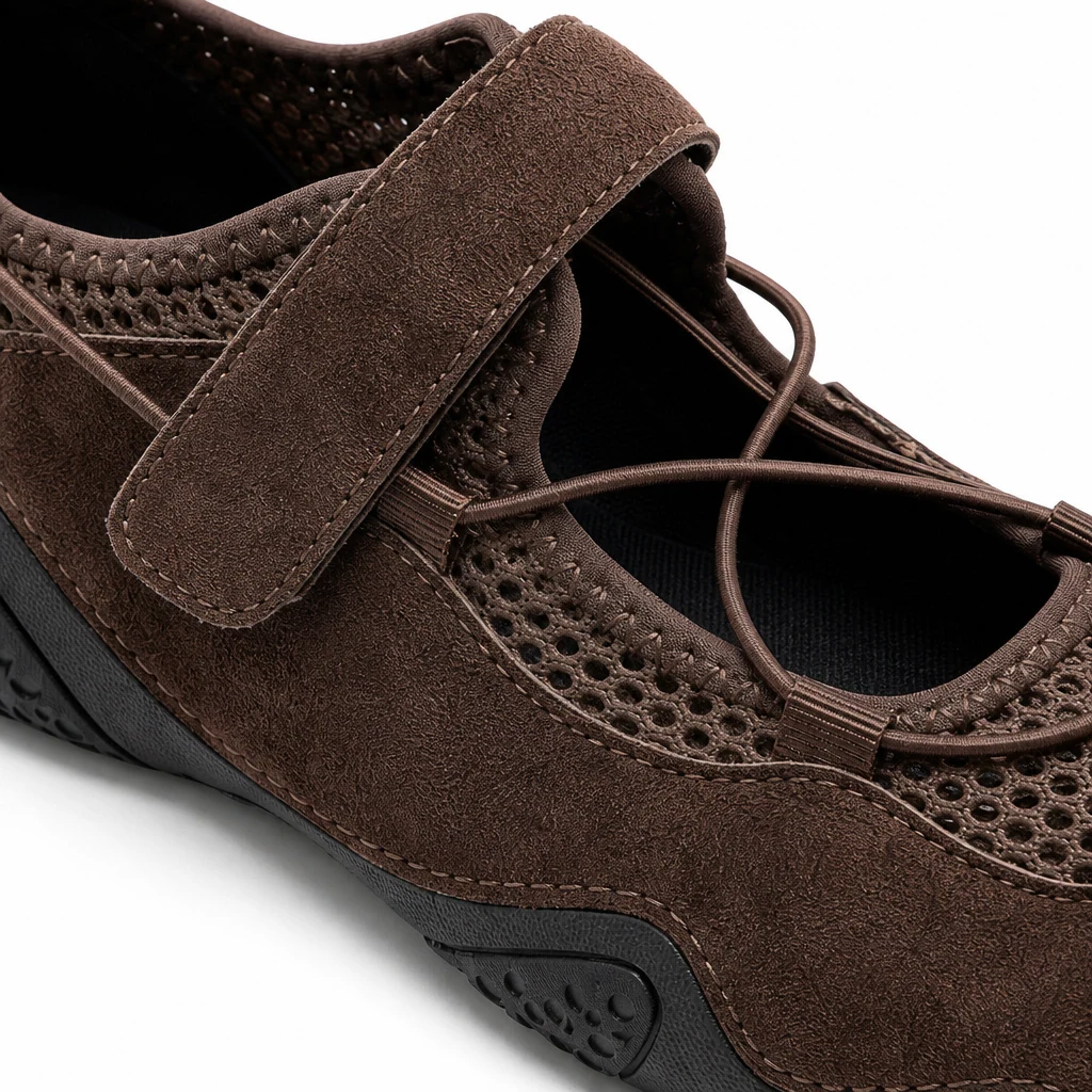 Dettaglio in primo piano della tomaia, del cinturino e della texture effetto mesh della sneaker Mary Jane