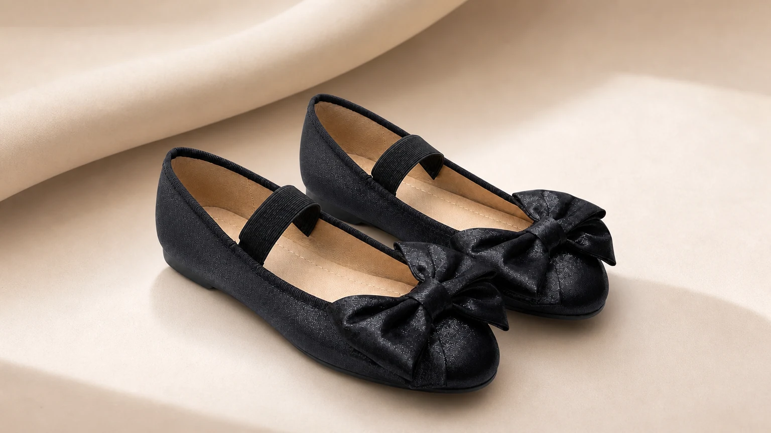 Zapatos planos Mary Jane con detalle de lazo diseñados en una suave escena horizontal