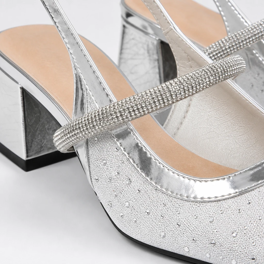 Detalle de primer plano de la correa de cristal y la parte superior brillante de los zapatos de tacón